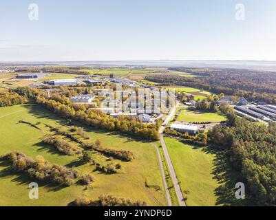 Zona industriale vicino a campi e foreste autunnali, vista dall'alto, percorso con corde alte, Nagold, Foresta Nera, Germania, Europa Foto Stock