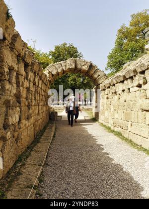 Ingresso monumentale allo stadio, alla cripta, al passaggio ad arco, al luogo di nascita dei Giochi Olimpici, allo Stadio Olimpico, all'antica Olimpia, al sito archeologico, alle une Foto Stock