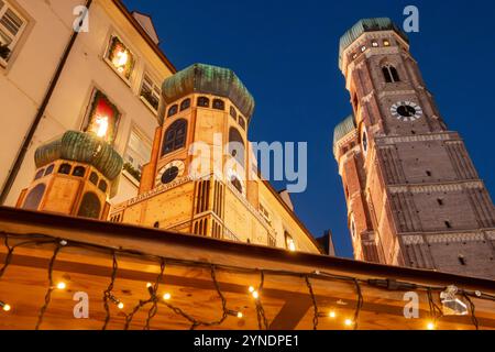 Zweimal Frauenkirche: als Weihnachtsdeko und im Original, Münchner Christkindlmarkt, 25. Novembre 2024 Deutschland, München, 25.11.2024, vier Frauentürme, Vvorn die Weihnachtsdeko eines Standes, rechts das Original, Die Frauenkirche, Eröffnung des Münchner Christkindlmarkts auf dem Marienplatz und in der angrenzenden Kaufingerstraße, Vorweihnachtszeit, Weihnachtszeit, Adventszeit, Advent, Abend, novembre 2024, Tradition, Bayern, *** due volte Frauenkirche come decorazione natalizia e in The Original, Munich Christmas Market, 25 novembre 2024 Germania, Monaco di Baviera, 25 novembre 2024, torre di quattro donne Foto Stock