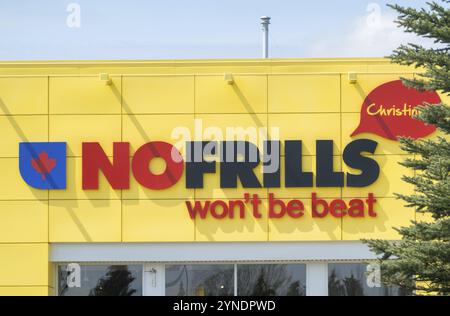 Okotoks, Alberta, Canada. 8 maggio 2023. Un primo piano di un cartello No Frills. Una catena canadese di supermercati discount, di proprietà di Loblaw Companies Foto Stock