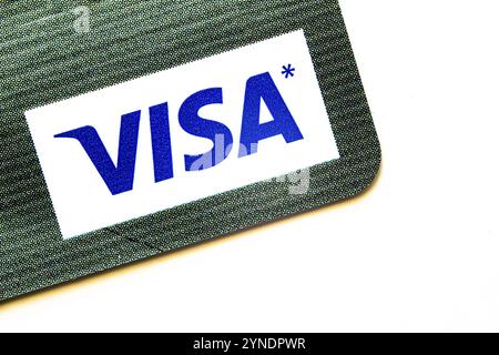 Calgary, Alberta, Canada. 25 luglio 2020. Una macro vicino al logo VISA su una carta di credito Foto Stock