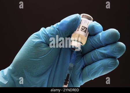 Calgary, Alberta. Canada. Aprile 02, 2021. Operatore sanitario con un vaccino Janssen o Johnson e johnson e siringa per iniezione Foto Stock