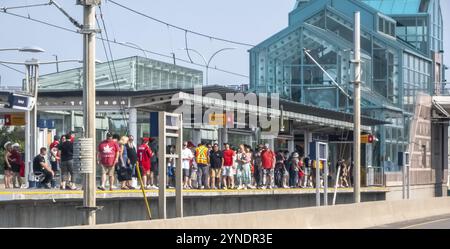 Calgary, Alberta, Canada. 21 luglio 2024. Una stazione del treno C Calgary Transit con una folla di passeggeri in attesa del treno Foto Stock