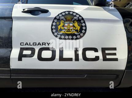 Calgary, Alberta, Canada. 10 luglio 2024. Vicino alla porta di un veicolo della polizia di Calgary Foto Stock