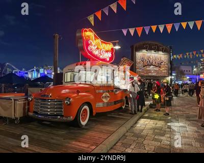 Konohana Ward, Osaka, Giappone. 27 dicembre 2023. Cibo per camion Vintage Hot Dogs in un parco divertimenti Foto Stock