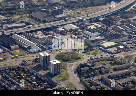 Vista aerea di Smethwick, Sandwell, West Midlands, incrocio UK di Spon Lane, Kenrick Way e Trinity Way con l'autostrada M5 (in cima). Foto Stock