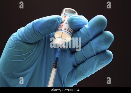 Calgary, Alberta. Canada. 2 aprile 2021. Operatore sanitario con vaccino moderna e siringa per iniezione Foto Stock