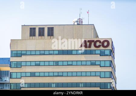 Calgary, Alberta, Canada. 10 luglio 2024. La parte superiore dell'edificio ATCO nel centro di Calgary Foto Stock
