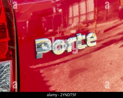 Shiga, Giappone. 11 novembre 2023. Un cartello Toyota porte. Un mini veicolo polivalente una classe di dimensioni per le dimensioni più piccole di minivan MPV Foto Stock