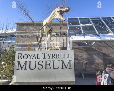 Drumheller, Alberta, Canada. 21 febbraio 2024. Un primo piano della segnaletica per il Royal Tyrrell Museum, esposta in modo prominente all'ingresso principale della fa Foto Stock