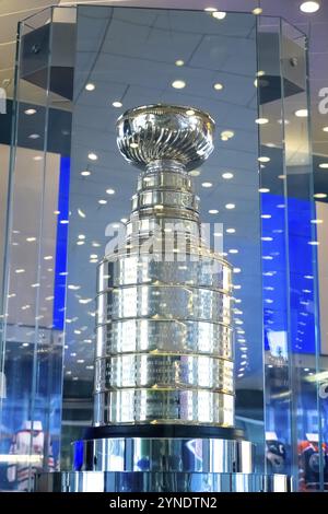 Edmonton, Alberta, Canada. 3 aprile 2023. Un trofeo della Stanley Cup alla Rogers Place Arena. Concetto: Playoff della Stanley Cup NHL Foto Stock