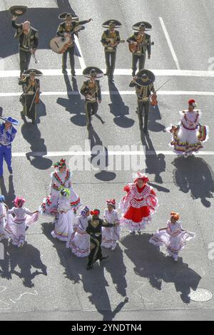 Calgary, Alberta, Canada. 10 luglio 2023. Guardando dall'alto verso il basso come una band Mariachi suona in una strada durante la parata di Calgary Stampede. Calgary, Alber Foto Stock