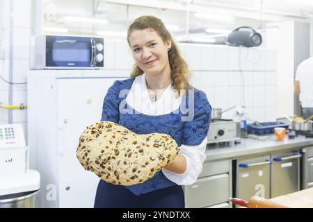 Lo Schutzverband Dresdner Stollen e. V. sta iniziando i preparativi intensivi per lo Stollen Festival di quest'anno questo fine settimana. Ancora una volta quest'anno, la S Foto Stock