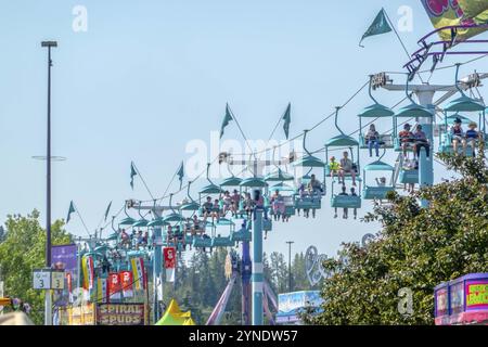 Calgary, Alberta, Canada. 10 luglio 2024. Il Westjet Skyride dallo spazio del Calgary Festival sullo sfondo di un cielo azzurro Foto Stock