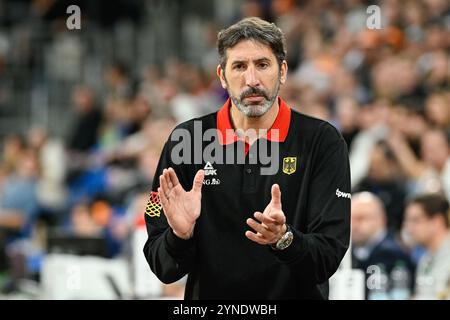 Heidelberg, Germania. 25 novembre 2024. Pallacanestro: Qualificazioni al Campionato europeo, Germania - Svezia, 4° turno, gruppo D, 4° allenatore nazionale Alex Mumbru in piedi sul campo. Credito: Uwe Anspach/dpa/Alamy Live News Foto Stock