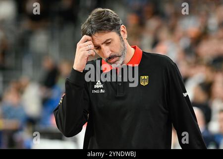 Heidelberg, Germania. 25 novembre 2024. Pallacanestro: Qualificazioni al Campionato europeo, Germania - Svezia, 4° turno, gruppo D, 4° allenatore nazionale Álex Mumbrú in campo. Credito: Uwe Anspach/dpa/Alamy Live News Foto Stock