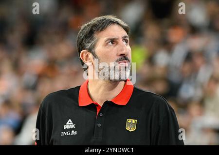 Heidelberg, Germania. 25 novembre 2024. Pallacanestro: Qualificazioni al Campionato europeo, Germania - Svezia, 4° turno, gruppo D, 4° allenatore nazionale Álex Mumbrú in campo. Credito: Uwe Anspach/dpa/Alamy Live News Foto Stock