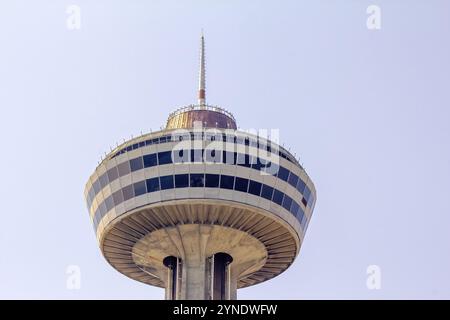 Niagara, Ontario, Canada. 2 gennaio 2024 la torre di osservazione Skylon offre ampie vedute delle Cascate del Niagara, oltre a una sala giochi e a un ristorante girevole Foto Stock