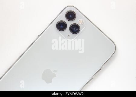 Calgary, Alberta, Canada. 15 agosto 2020. Una persona che tiene un iPhone 11 Pro Max sulle fotocamere posteriori Foto Stock