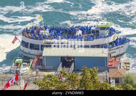 Niagara, Ontario, Canada. 2 gennaio 2024. Un tour in barca alle Cascate del Niagara sta per salpare Foto Stock
