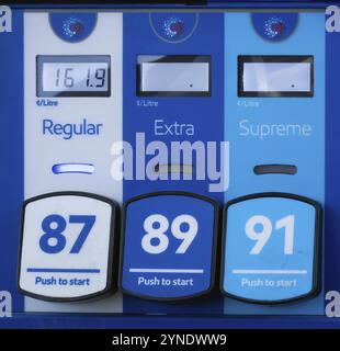 Calgary, Alberta, Canada. 4 giugno 2024. Un primo piano di una pompa di gas mostra tre opzioni di carburante: Normale (87), Extra (89) e Supreme (91) . Il prezzo per R Foto Stock
