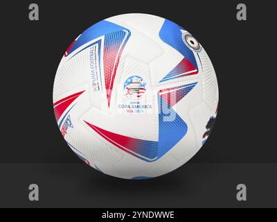 Miami, Florida, Stati Uniti d'America. 10 maggio 2024. Il Puma Cumbre, un pallone ufficiale del pallone da calcio CONMEBOL Copa America 2024 Foto Stock