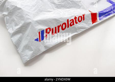 Calgary, Alberta, Canada. 2 settembre 2020. Una confezione in sacchetto di plastica fornita da Purolator su sfondo bianco Foto Stock