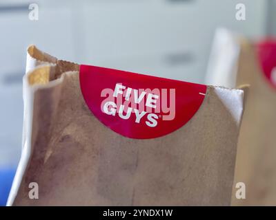 Calgary, Alberta, Canada. 21 maggio 2024. Un adesivo per il ristorante della catena alimentare Five Guys su un retro di carta Foto Stock