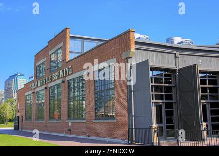 Calgary, Alberta, Canada. 2 settembre 2020. Edificio con biergarten & Tap Room per il fischio di vapore durante l'estate Foto Stock