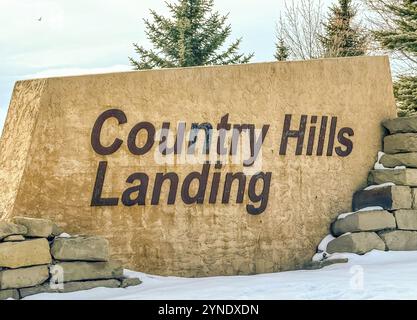 Calgary, Alberta, Canada. 21 febbraio 2024. Cartello di benvenuto di Country Hills Landing, in un'area residenziale nel quadrante nord-occidentale di Calgary Foto Stock