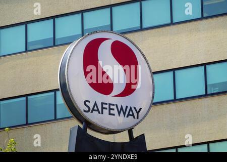 Calgary, Alberta, Canada. 10 luglio 2024. Primo piano di un cartello all'aperto per il supermercato Safeway Foto Stock