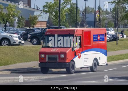 Calgary, Alberta, Canada. 26 luglio 2023. Vista di una flotta di autocarri Canada Post lungo il percorso durante l'estate Foto Stock