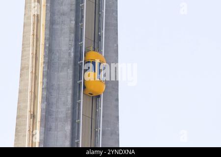 Niagara, Ontario, Canada. 4 giugno 2023 vicino all'ascensore all'aperto della torre di osservazione Skylon, con vista mozzafiato sulle cascate del Niagara Foto Stock