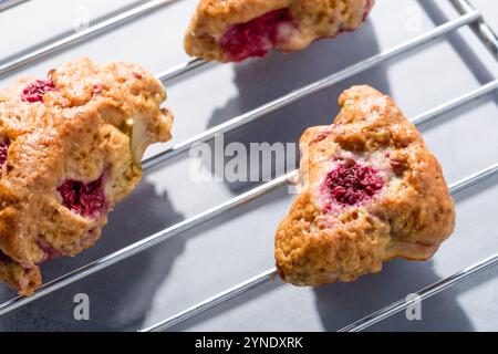 Scones di pera e lamponi. Pasticcini freschi. Foto Stock