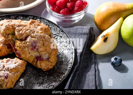 Scones di pera e lamponi. Pasticcini freschi. Foto Stock