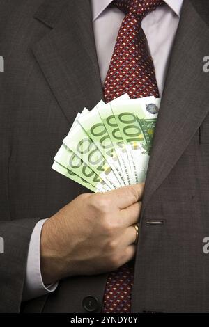 Un uomo prende un pacchetto di banconote da 100 euro dalla sua foto di Suit Studio, Austria, Europa Foto Stock