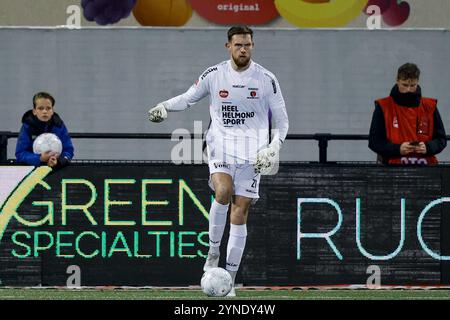 HELMOND , 25-11-2024 , Stadio GS Staalwerken , calcio, Keukenkampioen divisie , stagione 2024 / 2025 , portiere Helmond Sport Tom Hendriks durante la partita Helmond Sport - ADO den Haag Foto Stock