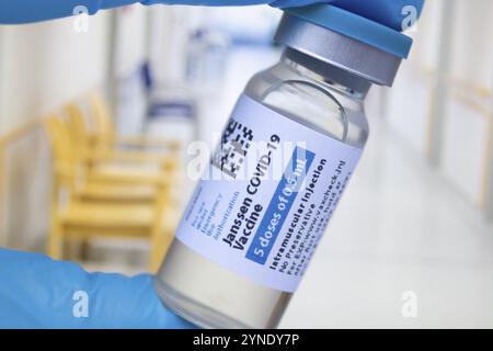 Calgary, Alberta. Canada. 15 marzo 2021. Un'azienda sanitaria con un vaccino Janssen Covid-19 Foto Stock