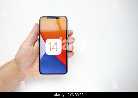 Calgary, Alberta, Canada. 15 agosto 2020. Una persona che detiene un iPhone 11 Pro Max con il logo iOS 14 Foto Stock