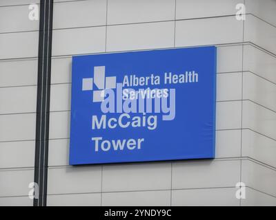 Calgary, Alberta, Canada. 10 maggio 2024. Un segno della McCaig Tower, la più grande unità di elaborazione chirurgica centrale Foto Stock