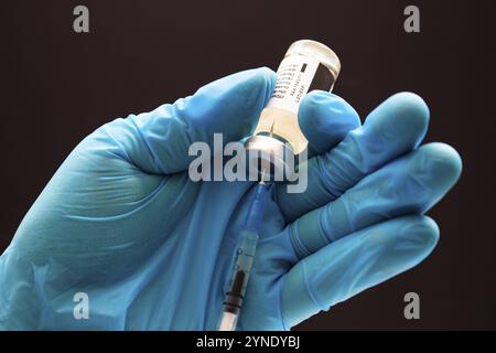 Calgary, Alberta. Canada. 2 aprile 2021. Operatore sanitario con un vaccino Pfizer e siringa per iniezione Foto Stock