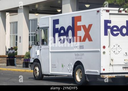 Calgary, Alberta, Canada. 27 giugno 2023. Vicino a un veicolo per consegne Fedex Foto Stock