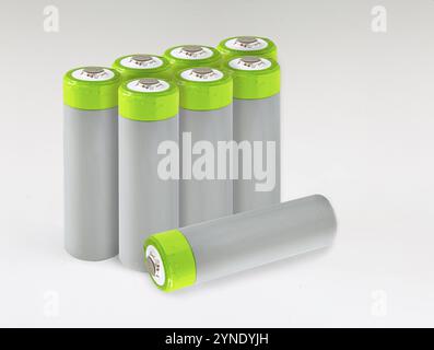 Una singola batteria ricaricabile ad alta capacità con un'ombra su sfondo bianco Foto Stock