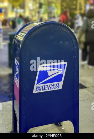 California, Stati Uniti. 16 dicembre 2023. Uno scatto dettagliato che guarda una cassetta postale del servizio postale degli Stati Uniti Foto Stock