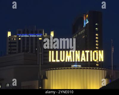 Konohana Ward, Osaka, Giappone. 24 dicembre 2023. Un logo di illuminazione in un parco divertimenti degli Universal Studios Japan Foto Stock