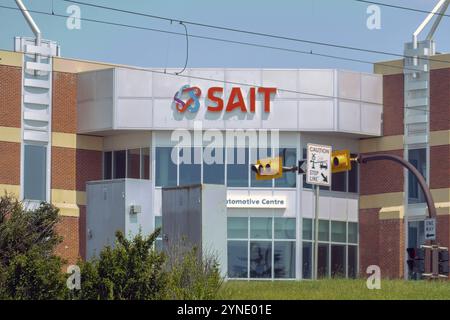 Calgary, Alberta, Canada. 10 luglio 2024. Vista frontale dell'edificio del SAIT Clayton Carroll Automotive Centre Foto Stock