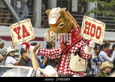 Calgary, Alberta, Canada. 7 luglio 2023. Harry la mascotte Horse Stampede con un paio di cartelli che dicevano YAHOO ad una sfilata pubblica Foto Stock