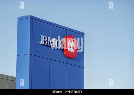 Calgary, Alberta, Canada. 17 marzo 2023. Una BMO Bank of Montreal canta su un edificio di filiale Foto Stock