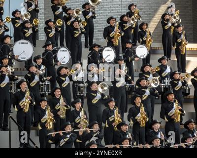 Calgary, Alberta, Canada. 12 luglio 2024. Una banda in marcia, rivestita di uniformi in bianco e nero e cappelli da cowboy, si esibisce energicamente su tribune a più livelli. MU Foto Stock