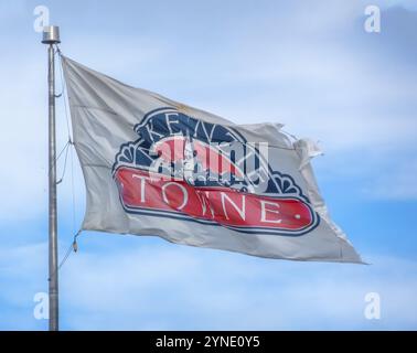 Calgary, Alberta, Canada. 25 maggio 2024. Una bandiera di McKenzie Towne proveniente da un quartiere residenziale nel sud-est di Calgary Foto Stock